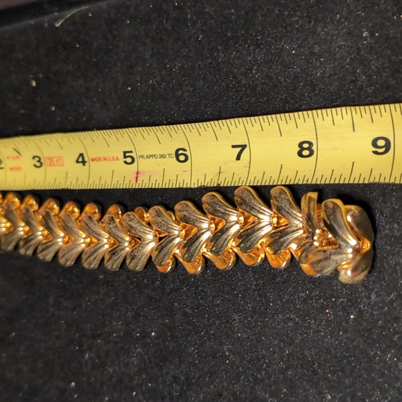 Gold Tone Leaf Collar Necklace - Picture 4 of 4